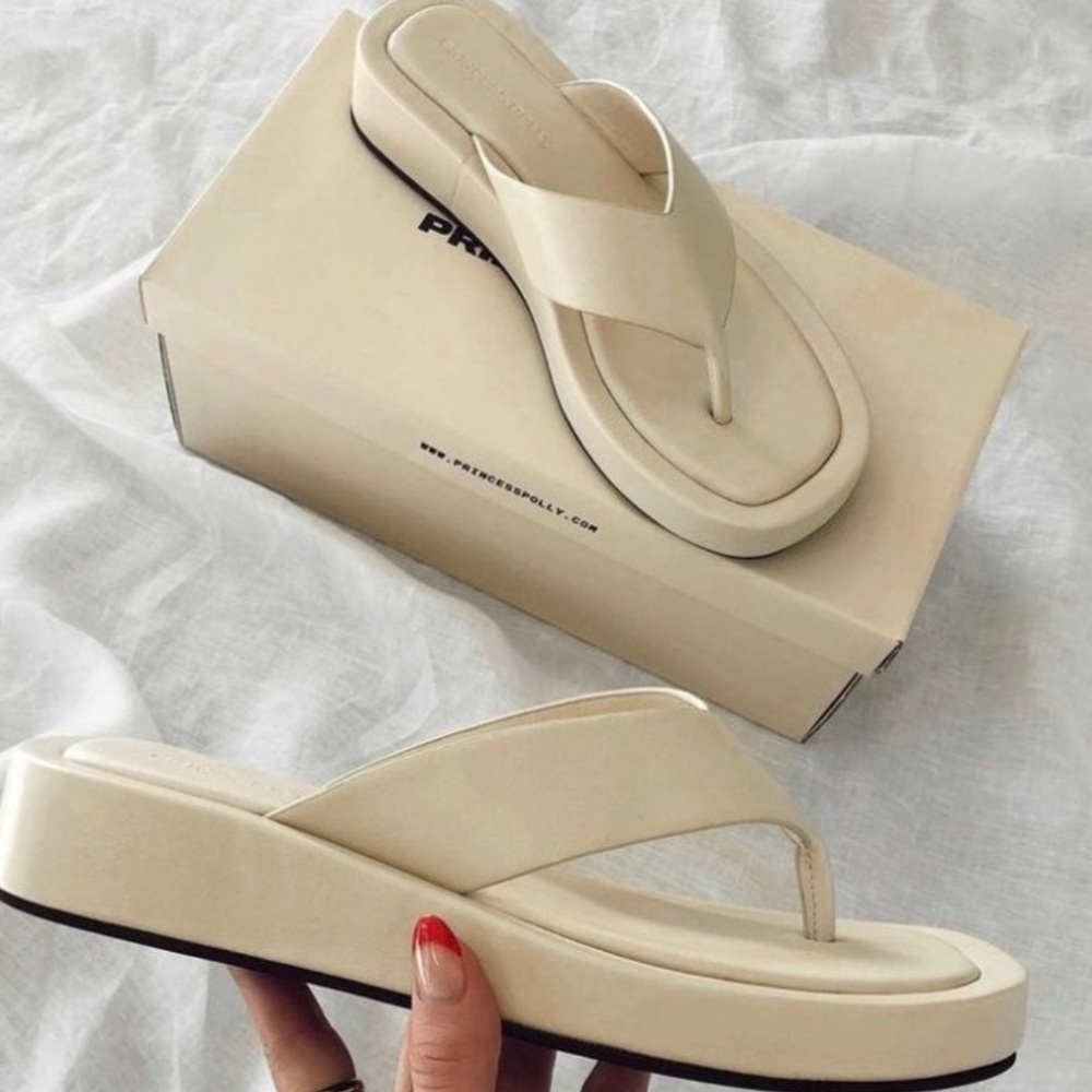 PRINCESS POLLY - Ivory Vegan Leather Thong Platform Sandals - Size 7